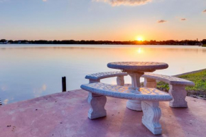 Hot Tub and Pool Retreat on Bellows Lake!